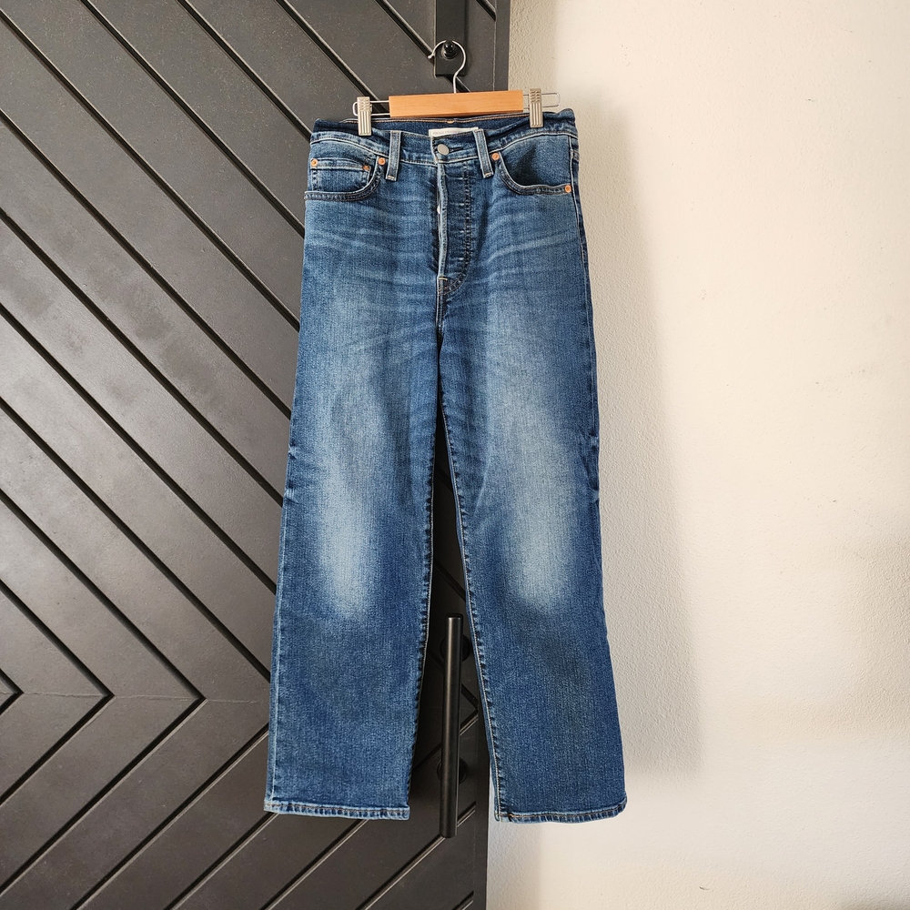 Levi's Straight Leg Jeans in Medium Blue Wash